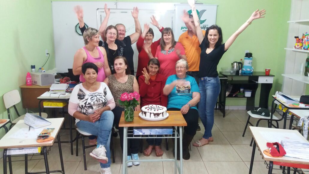 Ir para  <p><big>O SENAR forma mais uma turma de 13 alunos em Centen&aacute;rio. Doze mulheres e um homem, com idades de 37 a 82 anos, com um aluno inclu&iacute;do. Munic&iacute;pio pequeno, Centen&aacute;rio tem suas...